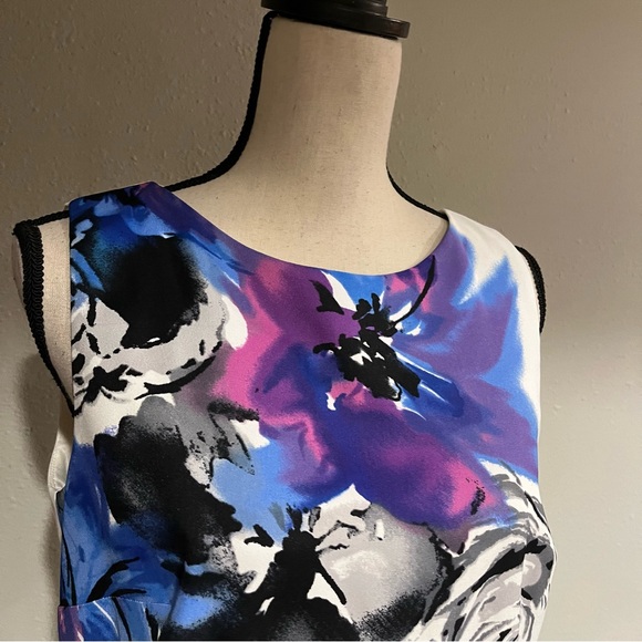 Sleeveless floral knee length dress - Picture 2 of 14